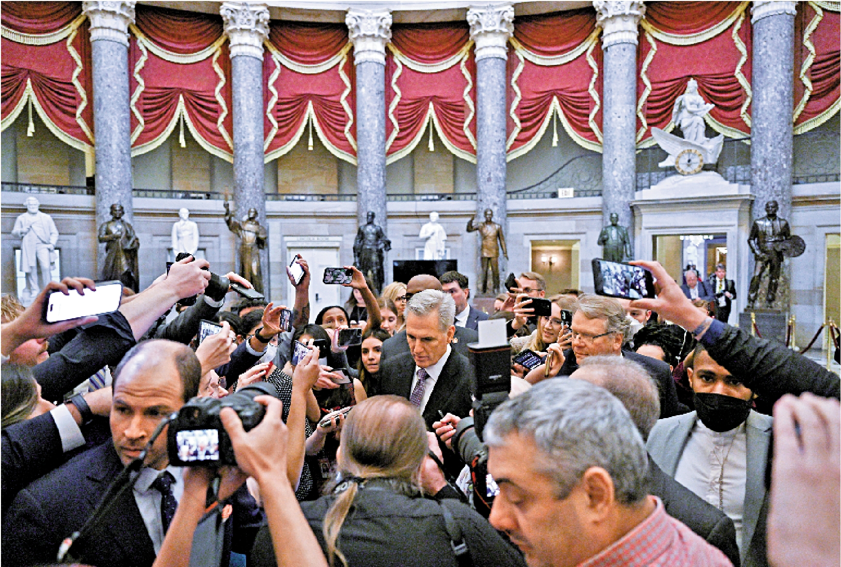 　　圖：麥卡錫4日在大批記者包圍下進入議事廳，場面混亂不堪。\路透社