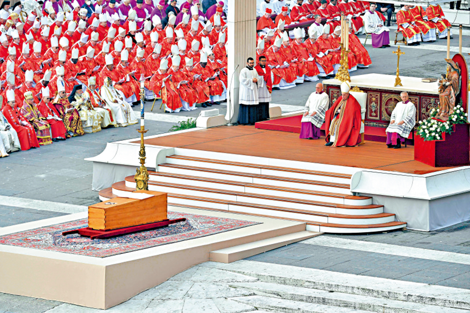 　　圖：羅馬天主教教皇方濟各5日在聖伯多祿廣場主持本篤十六世的葬禮。\路透社