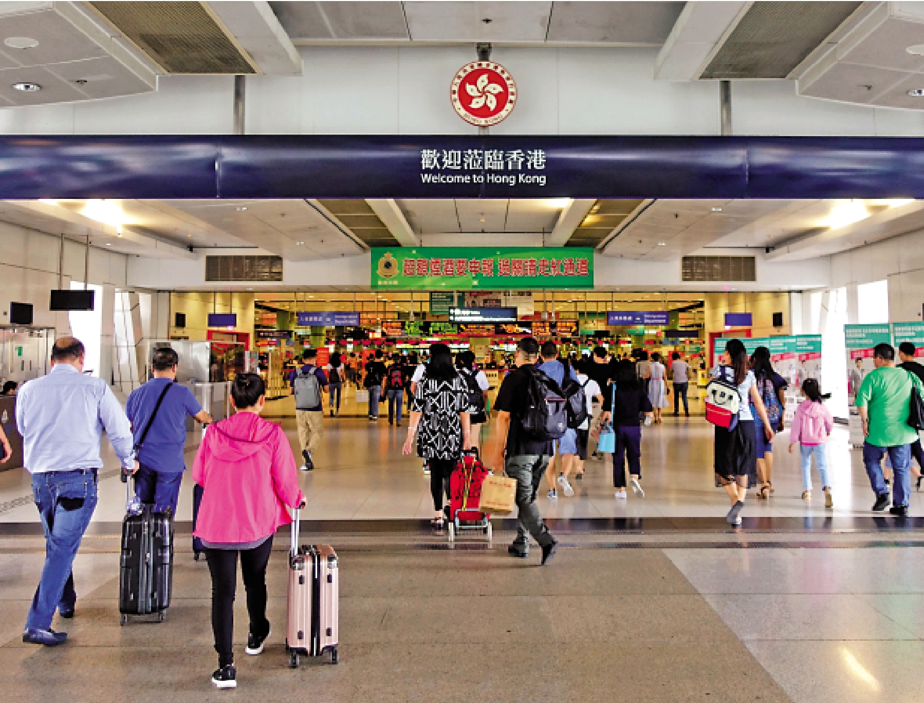 　　圖：疫情前，由深圳前往香港的民眾通過落馬洲支線邊境管制站。\中新社