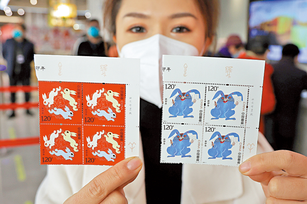 　　圖：1月5日，江蘇南京郵政工作人員展示一套2枚《癸卯年》特種郵票。\中新社