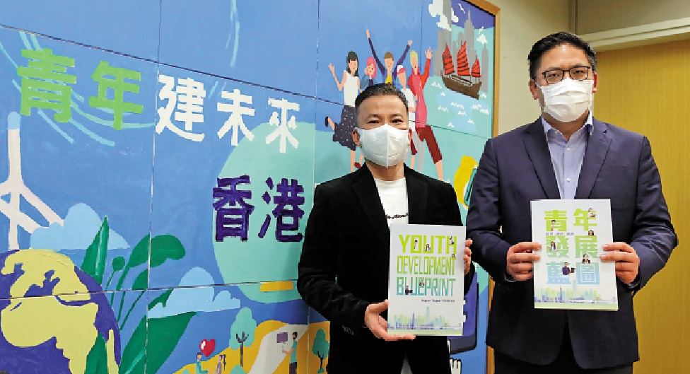 　　圖：民青局副局長梁宏正（右）及青年專員劉家麒講解青年發展藍圖。\大公報記者黃洋港攝