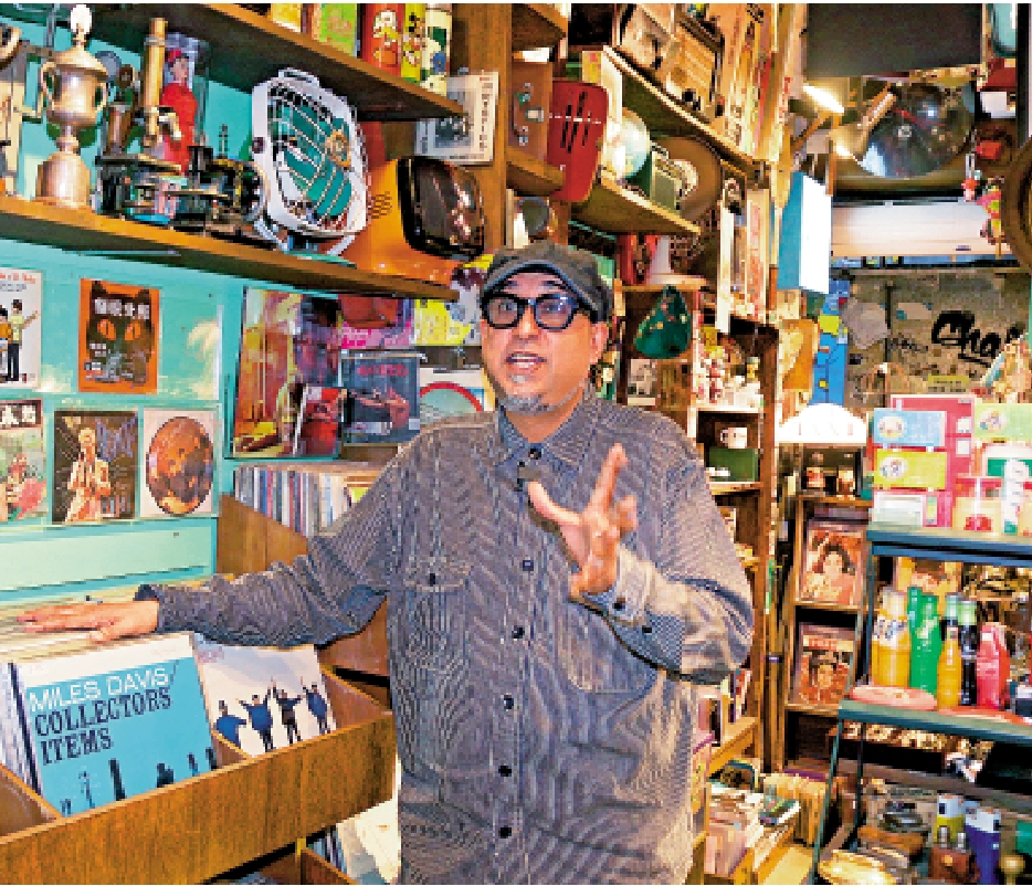 　　圖：Mido位於上環東街的店內收藏了大量黑膠唱片。\大公報調查組攝