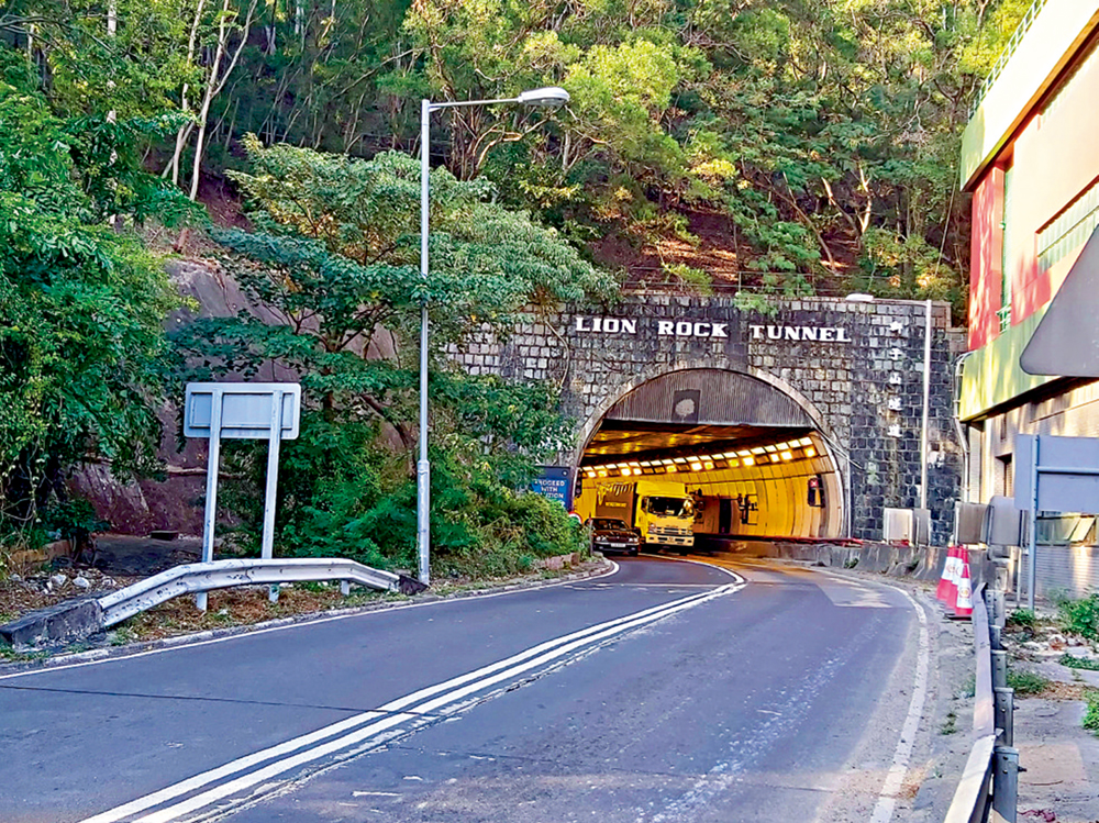 　　圖：運輸署的「易通行」服務將於3月在城門隧道和獅子山隧道（圖）推出。