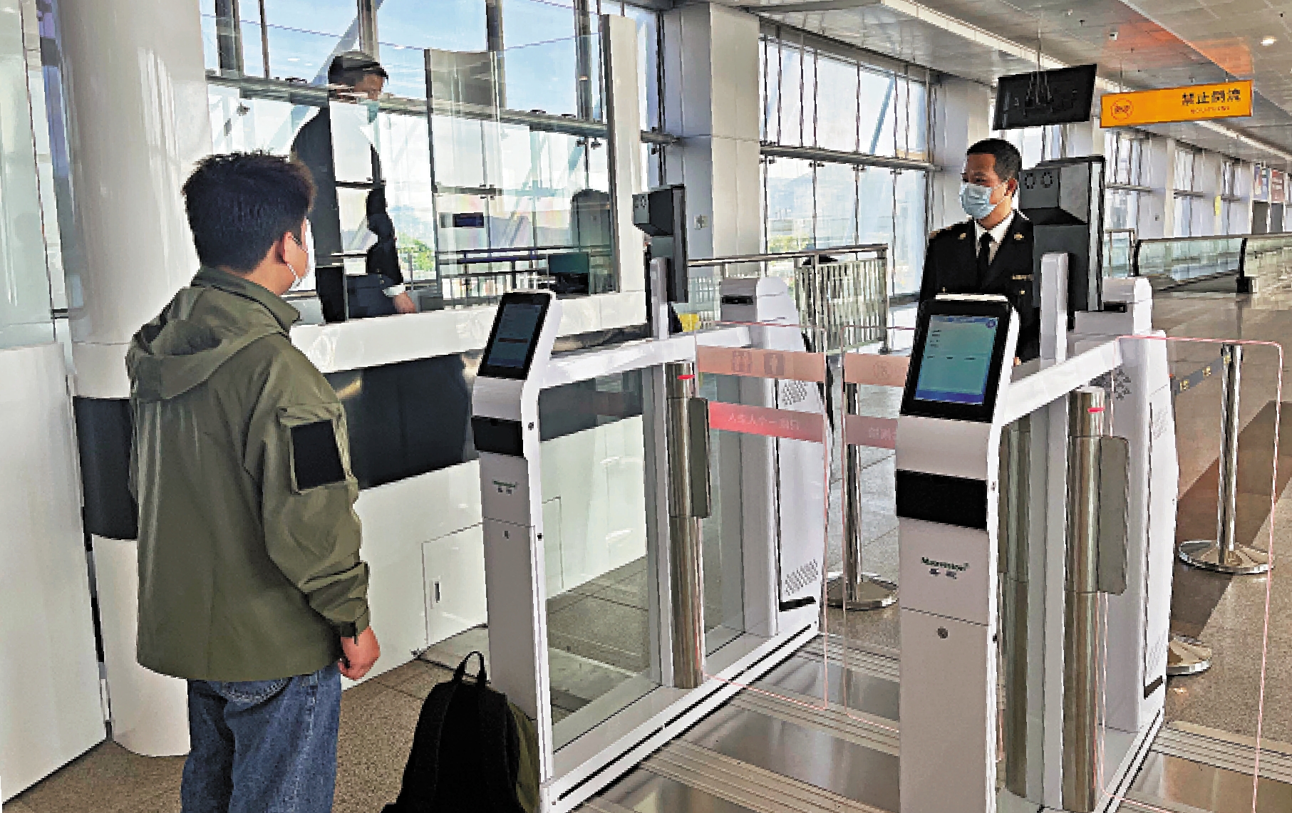　　圖：深圳口岸準備就緒，1月6日，皇崗海關工作人員在福田口岸調試新增設的5G智能生檢疫設備。\新華社