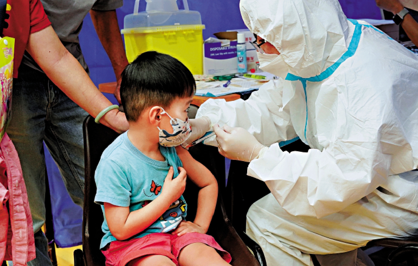 　　圖：有專家估計，約半數港童沒接觸過新冠病毒，呼籲有計劃返回內地的家長攜帶子女接種疫苗。\資料圖片