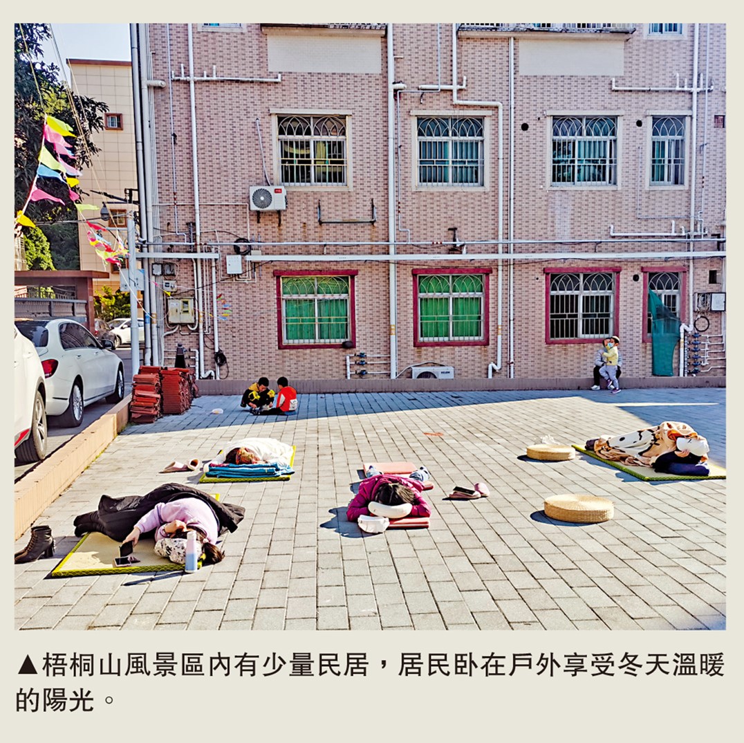 　　圖：梧桐山風景區內有少量民居，居民卧在戶外享受冬天溫暖的陽光。