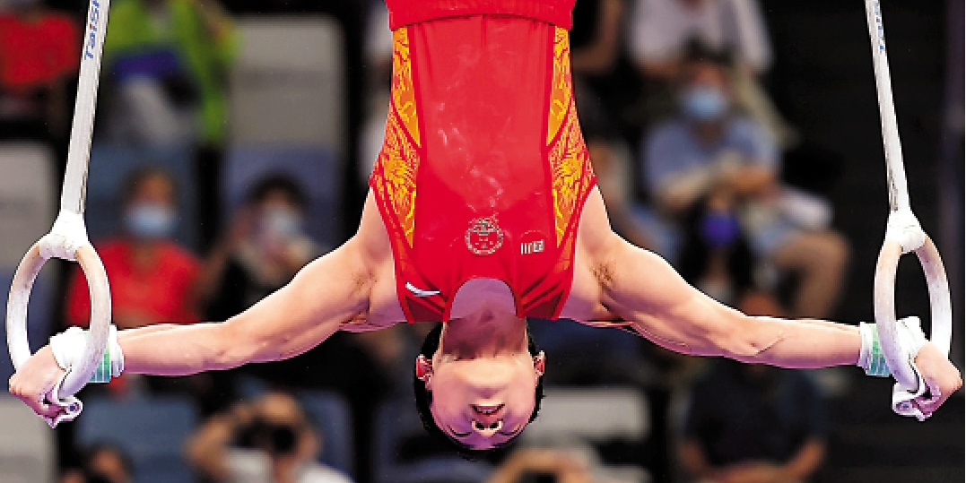 　　圖：鄒敬園的「ZOU」是指「從倒十字慢落下經倒懸垂向後慢翻上成銳角十字」動作。