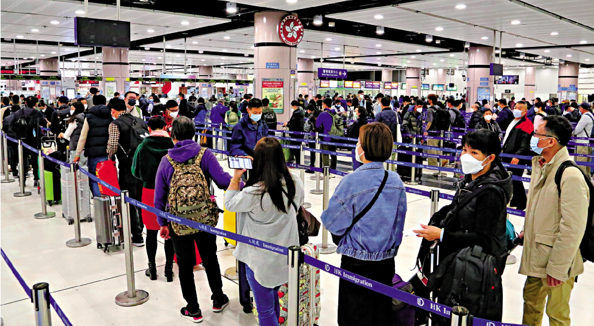 　　圖：落馬洲管制站昨日重開，過關人流不絕。\大公報記者何嘉駿攝