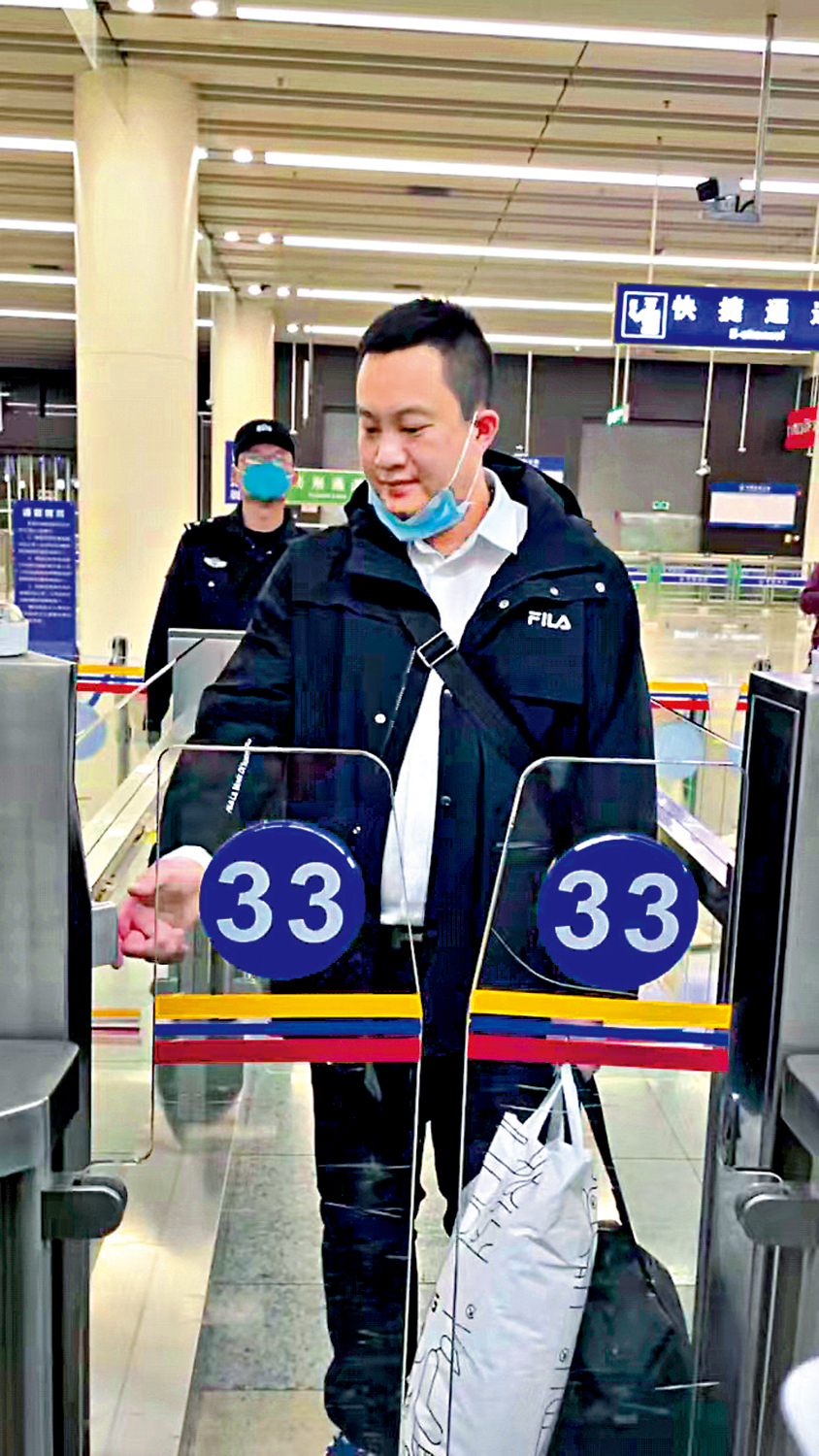 圖:旅客莊先生第一個從福田口岸入境深圳。\大公報記者石華攝