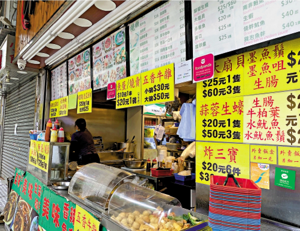 　　圖：小食店老闆張小姐表示，昨日剛開市，已有內地遊客來買小食，但整體生意與平時差不多，沒有特別大升。\大公報記者易曉彤攝