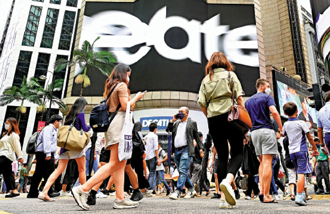 　　圖：兩地通關復常後，香港將更明確擁有「背靠祖國，聯通世界」的優勢，對海外人才具吸引力。\中新社