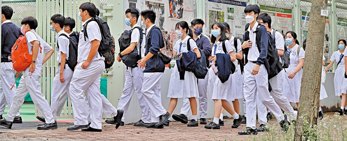 　　圖：在近三年的疫情中，不少學生都已習慣了戴口罩。