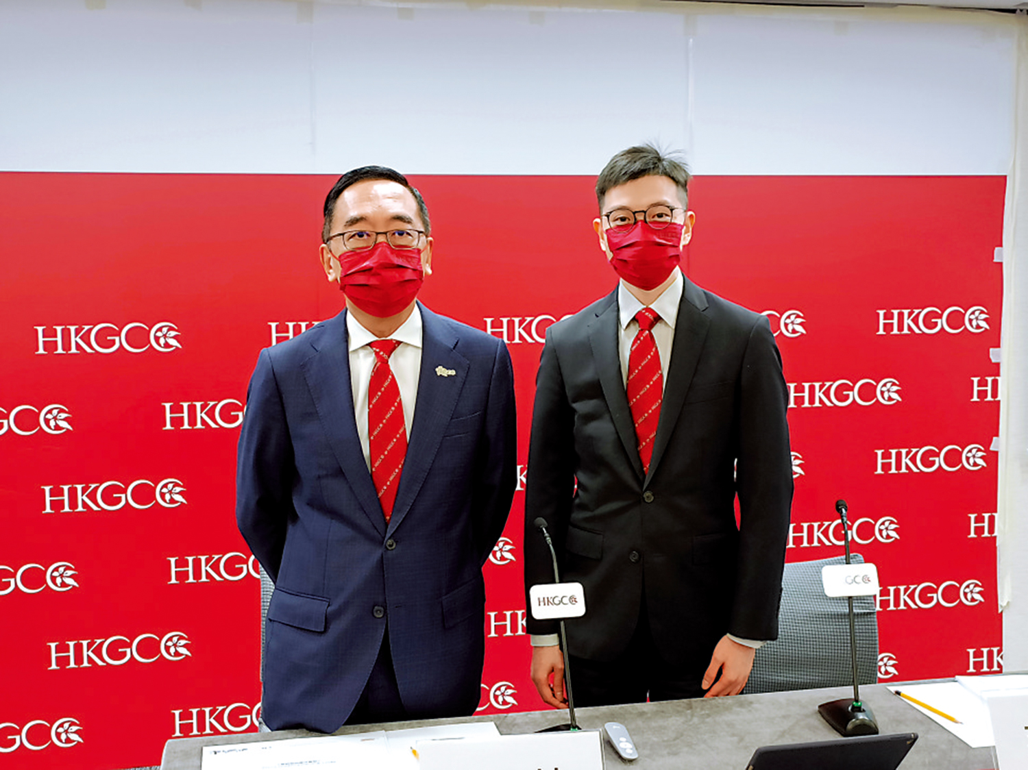 　　圖：香港總商會總裁梁兆基（左）預計，今年本港經濟增3.8%。旁為高級經濟師莊仕杰。\大公報攝