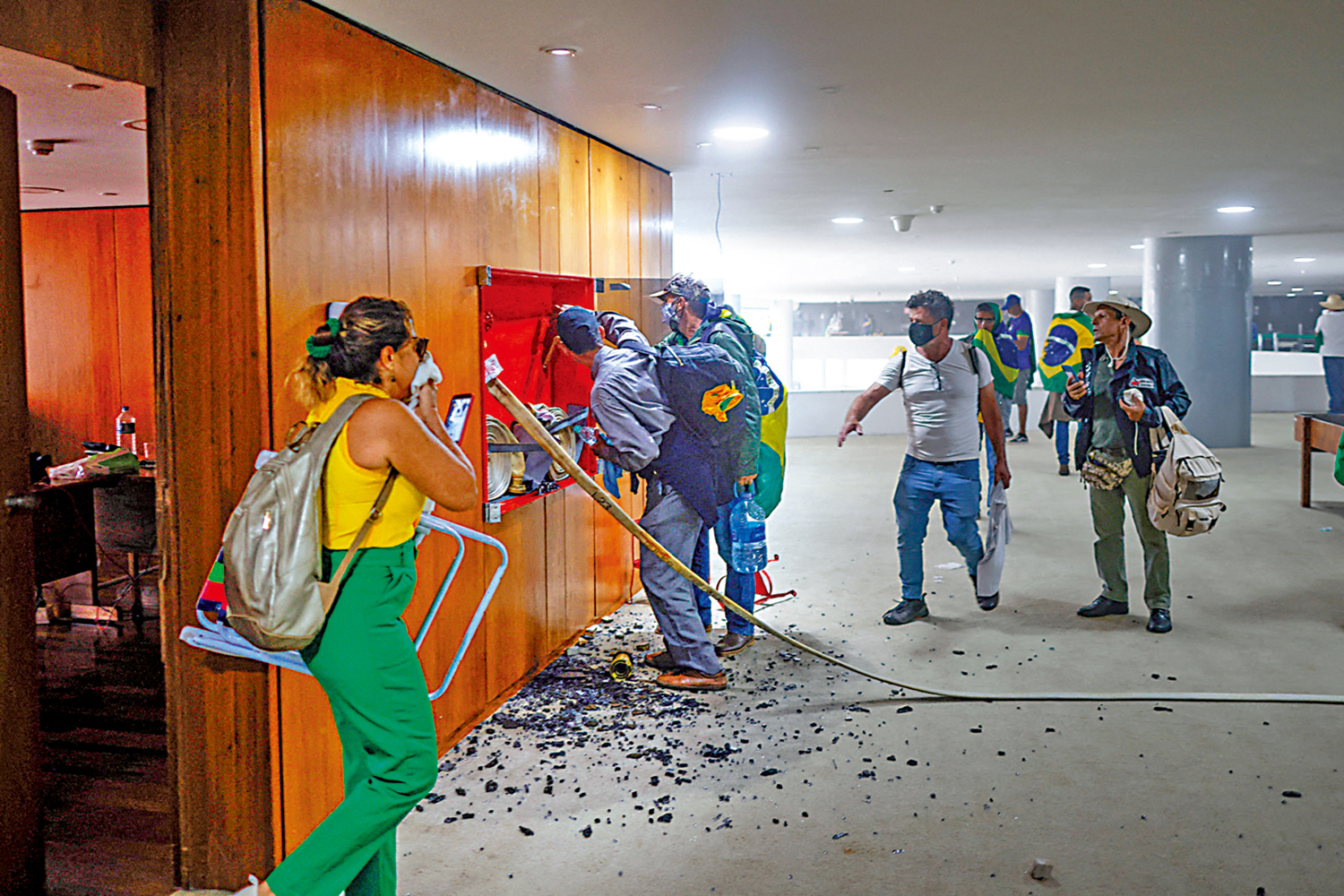 　　圖：暴徒8日闖入巴西總統府並大肆破壞。\路透社