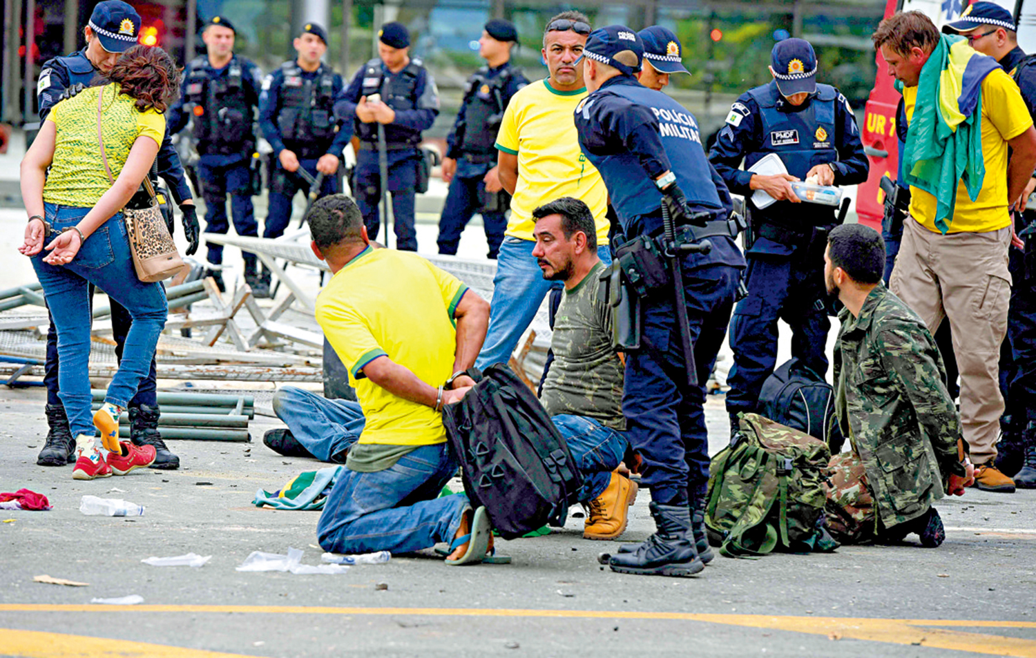　　圖：巴西安全部隊8日拘捕參與暴亂的博索納羅支持者。\法新社