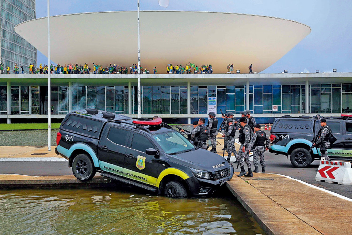 　　圖：巴西警方的車輛混亂中衝進噴泉。\法新社