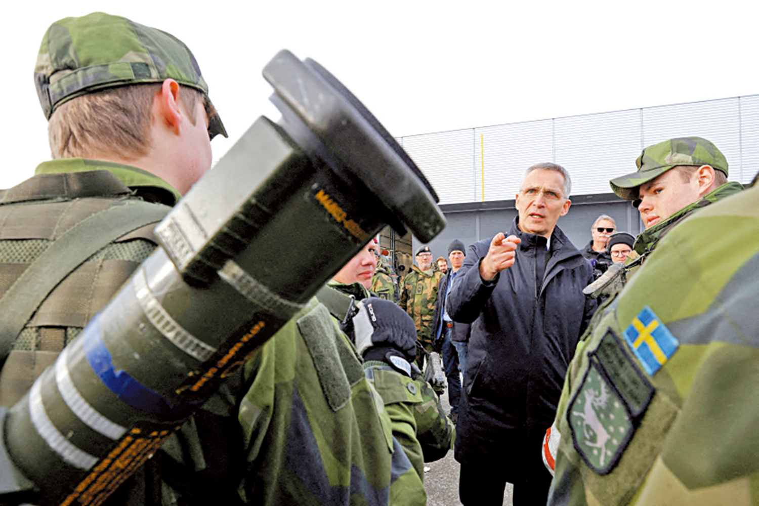 　　圖：北約是不折不扣的戰爭機器，圖為北約秘書長斯托爾滕貝格（中）走訪瑞典軍隊。\路透社