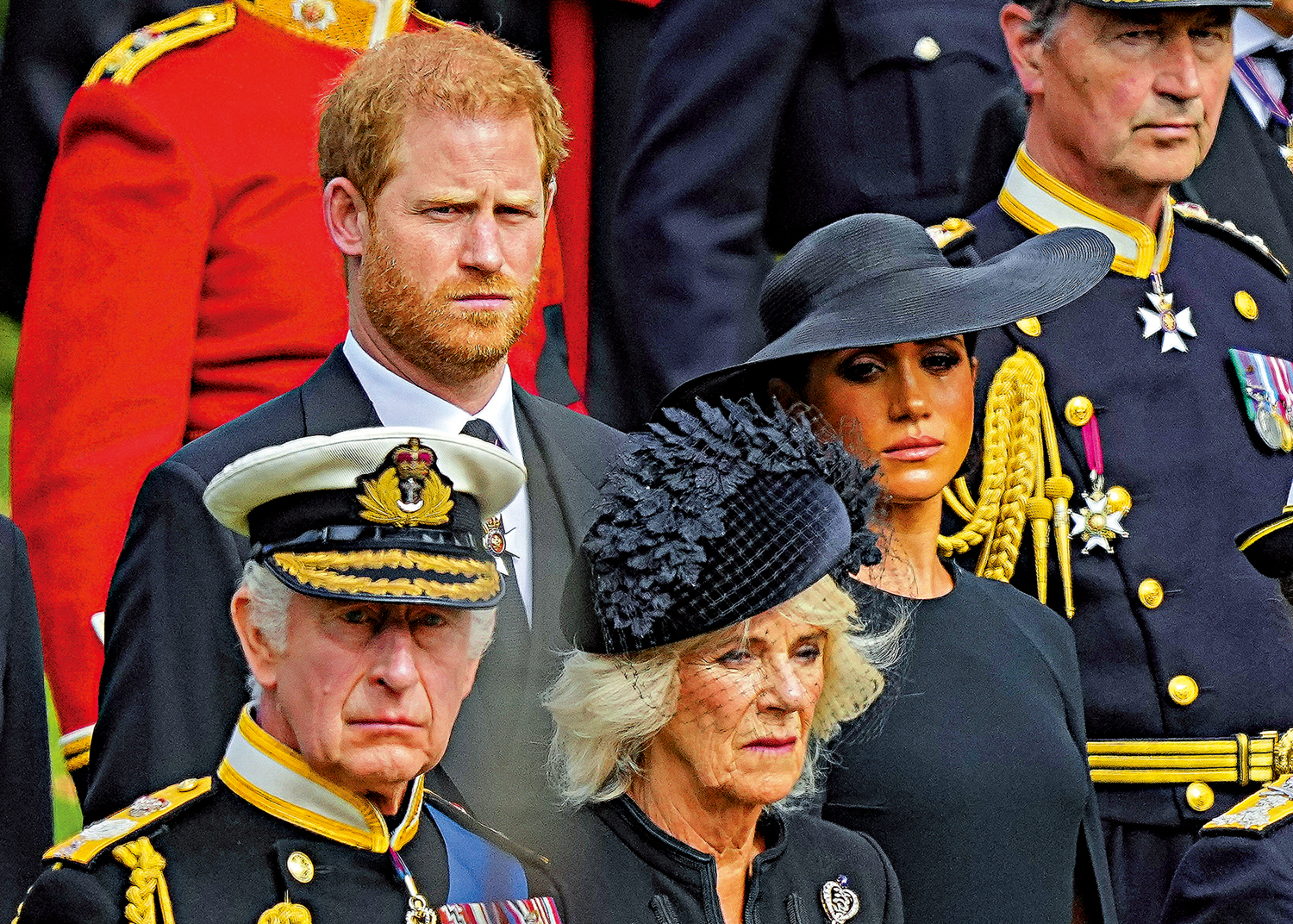 　　圖：哈里（左上）、梅根（左下）、查爾斯三世（左下）以及卡米拉（右下）去年9月在威斯敏斯特大教堂參加英女王葬禮。\美聯社