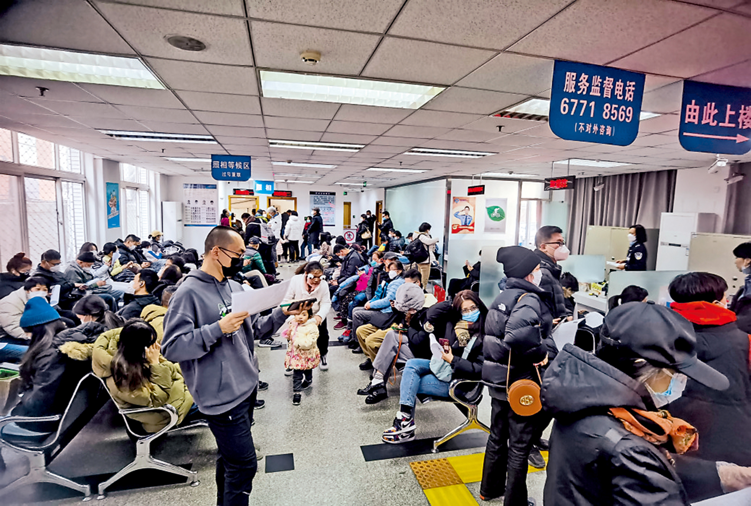 　　圖：北京市朝陽分局出入境大廳裏人滿為患。\大公報記者朱燁攝