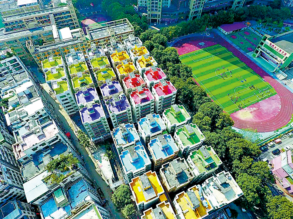 　　圖：水圍1368文化街區人才公寓引入了「七色院子」的概念，把近30棟互相緊靠的握手樓髹上「紅橙黃綠青藍紫」顏色。