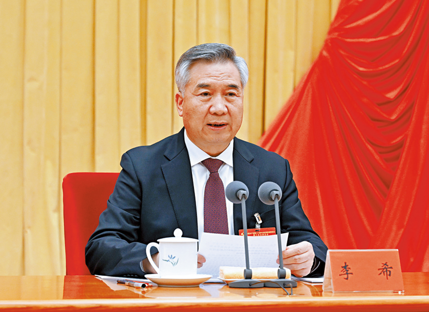 　　圖：1月9日，中國共產黨第二十屆中央紀律檢查委員會第二次全體會議在北京開幕。中共中央政治局常委、中央紀律檢查委員會書記李希代表中央紀律檢查委員會常務委員會作題為《深入學習貫徹黨的二十大精神，在新征程上堅定不移推進全面從嚴治黨》的工作報告。\新華社