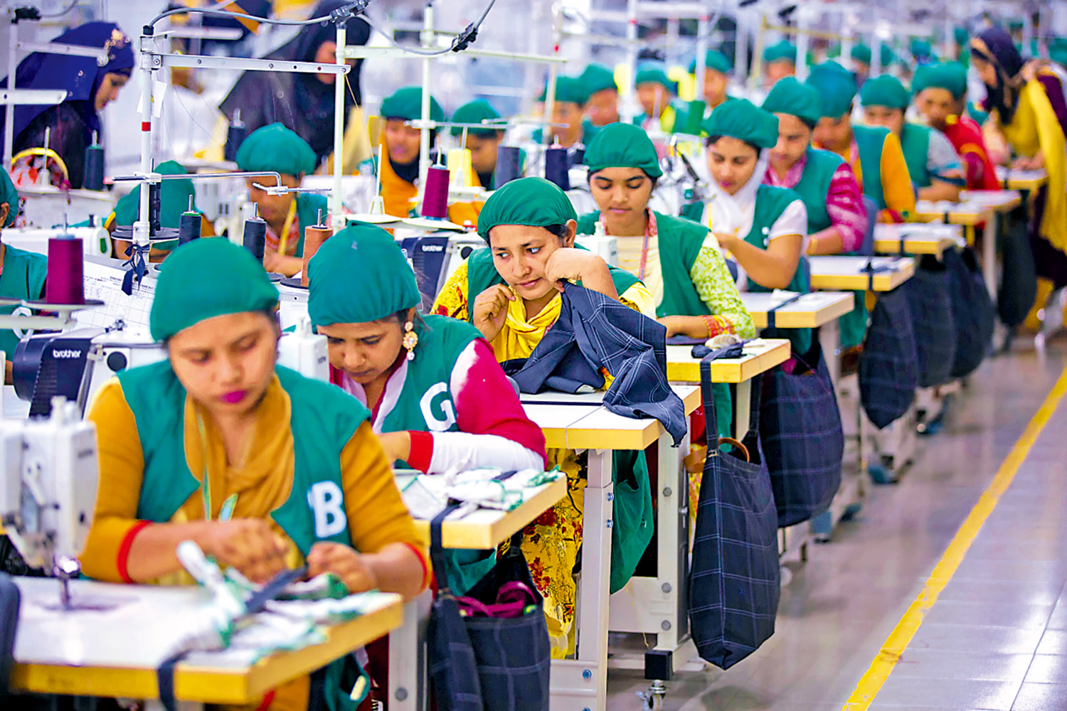 　　圖：孟加拉國勞工替跨國服裝廠工作，薪水卻達不到法定最低工資。\美聯社