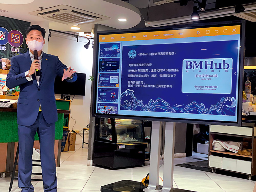 　　圖：港青洪緯向創業者分享自己的社群產品。