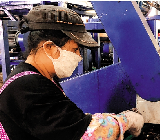 　　圖：廣西籍女工張春燕正在廣州一工廠裏加班勞作/大公報記者方俊明攝