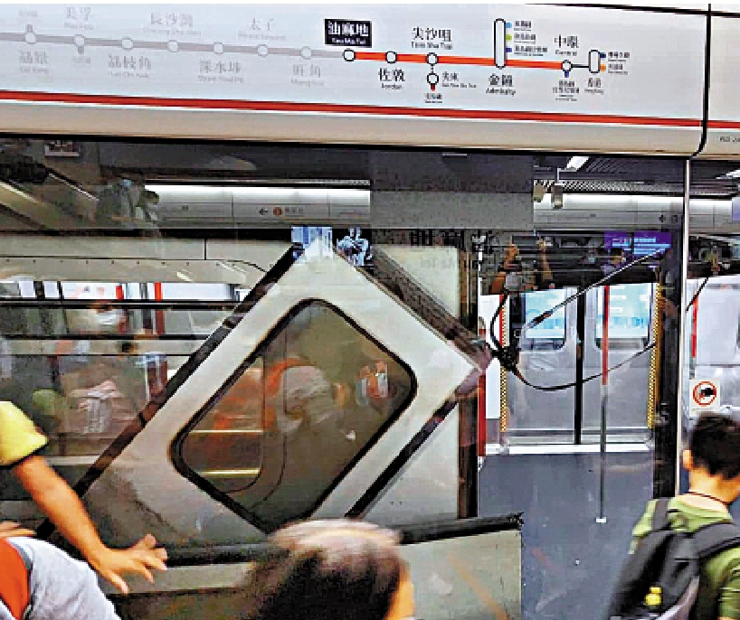 　　圖：去年11月13日港鐵油麻地站有列車脫軌，撞脫四道車門。
