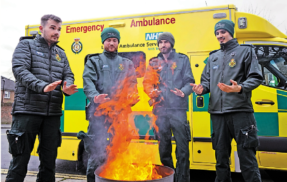 　　圖：英國多地救護車員工11日罷工。\美聯社