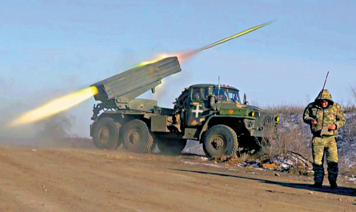 　　圖：烏軍苦守索列達爾，向俄軍發射火箭炮。\法新社