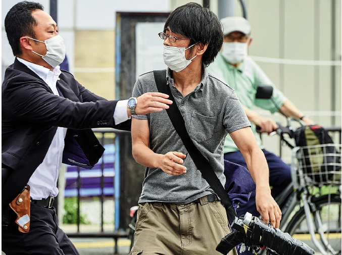 圖:槍殺日本前首相安倍晉三的嫌疑人山上徹也13日正式被起訴。\美聯社