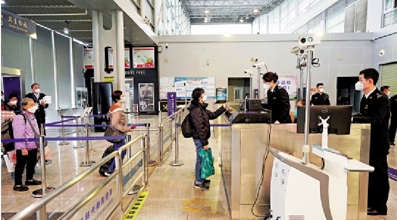 　　圖：南沙與香港的旅客海上通道再次啟航。圖為前往香港的旅客正在過關。\受訪者供圖