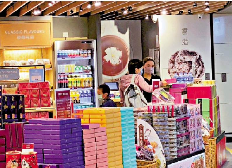 　　圖：西九龍站離港大堂內的手信店恢復營業。\大公報記者葉浩源攝