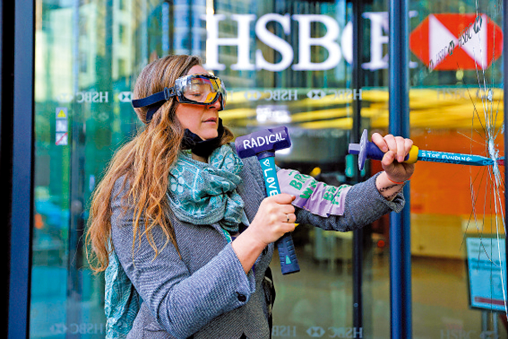 　　圖：示威者砸毀倫敦滙豐總部大樓玻璃。\路透社