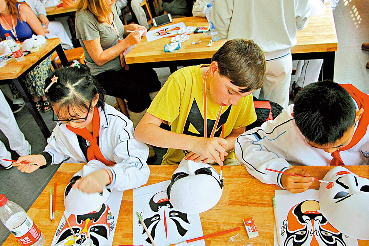 　　圖：南昌市第五中學開展中美學生交流活動。圖為中國和美國學生一起畫面具。