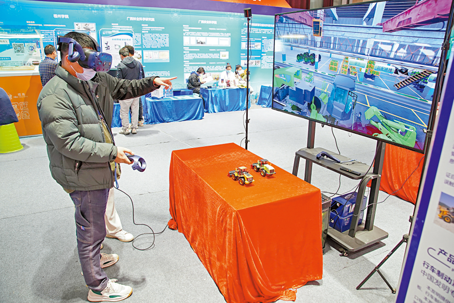 　　圖：2022年12月14日，在廣西南寧舉行的第十二屆廣西發明創造成果展覽交易會現場，參觀者體驗VR設備。本屆廣西發明創造成果展覽交易會展示254項優秀專利。\中新社