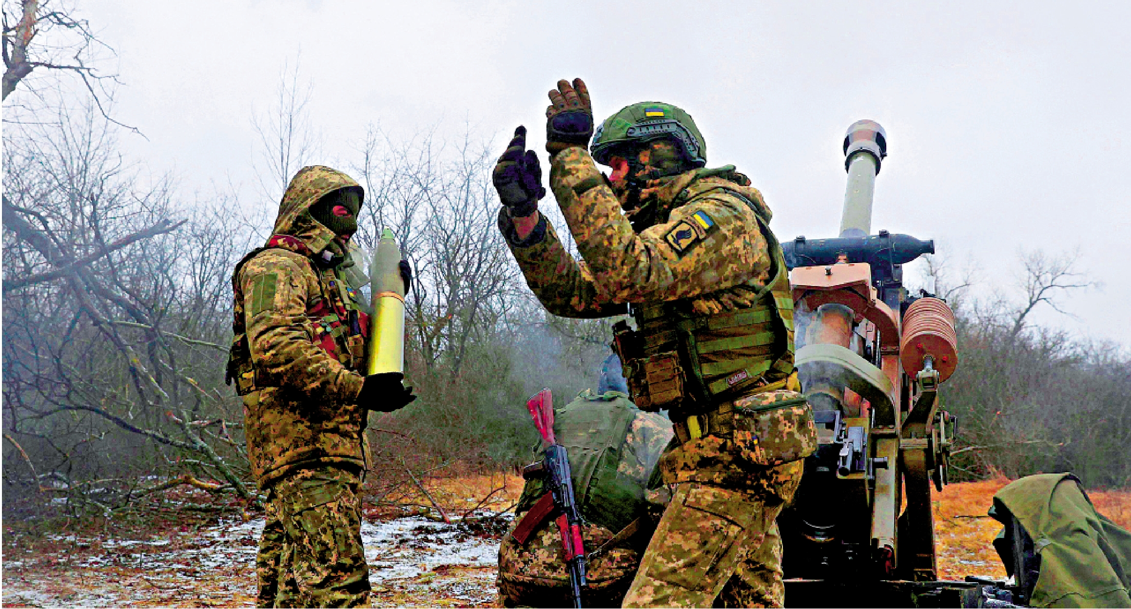 　　圖：烏克蘭士兵16日用英國製造的火炮攻擊俄軍陣地。\法新社