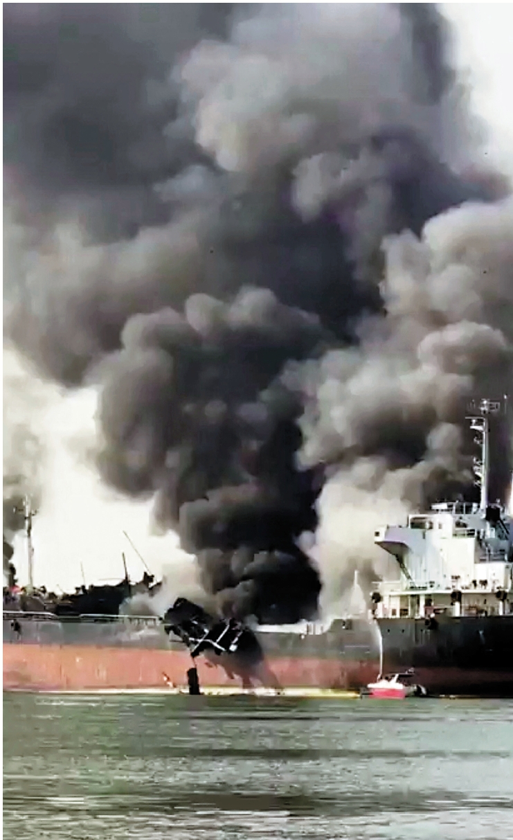 　　圖：一艘停泊在泰國中部沙沒頌堪府的油輪17日爆炸後冒出濃煙。\路透社
