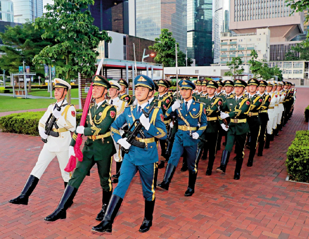 　　圖：駐港解放軍部隊致函香港特別行政區全體市民，恭祝大家幸福安康、闔家團圓。