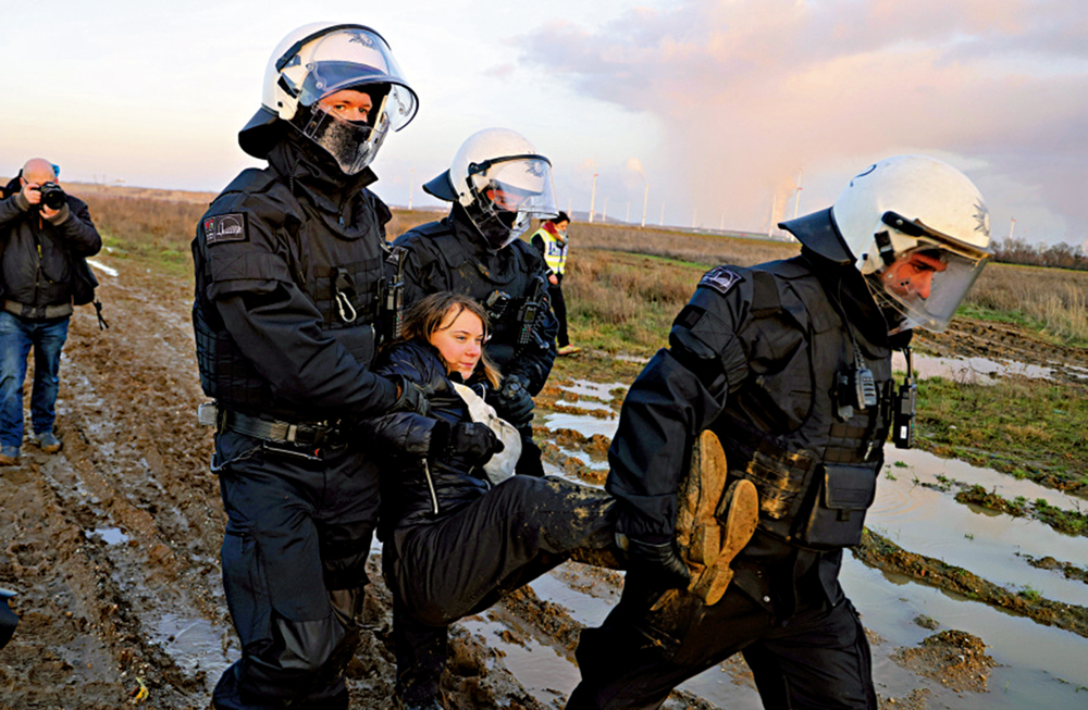 　　圖：環保少女通貝里17日被德國警察抬出示威現場。\美聯社