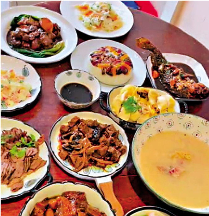 圖:一位網友展示的外賣年夜飯。