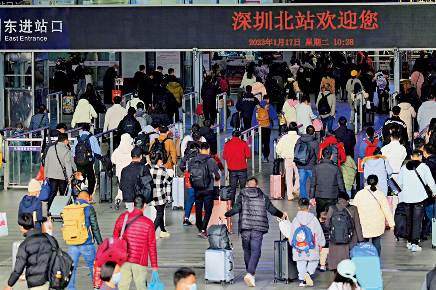 　　圖：1月17日，旅客由深圳北站東廣場進站。\中新社
