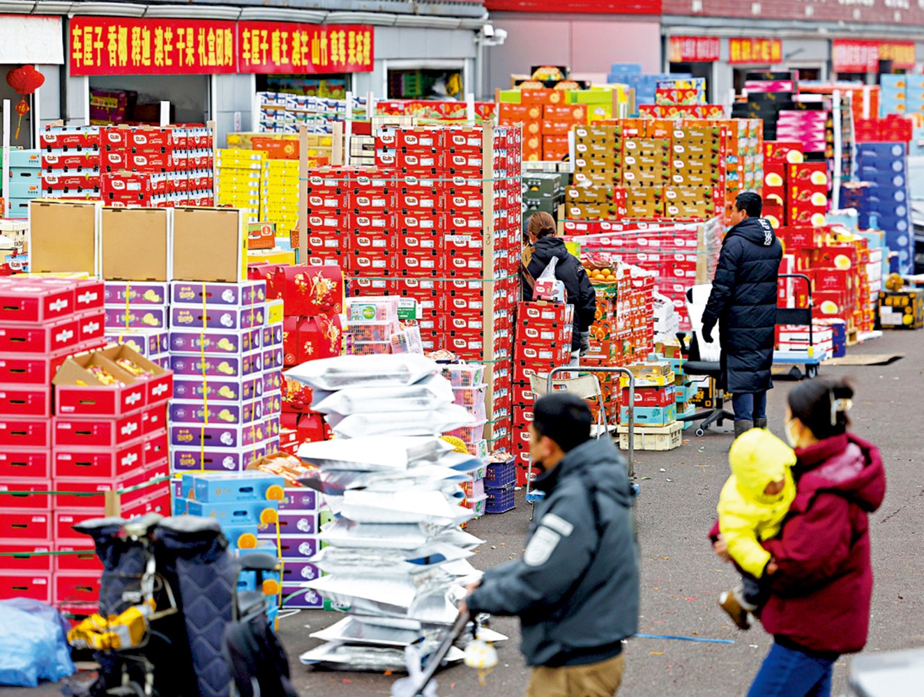 　　圖：1月13日，北京市民在新發地市場選購水果，迎接農曆新年。\中新社