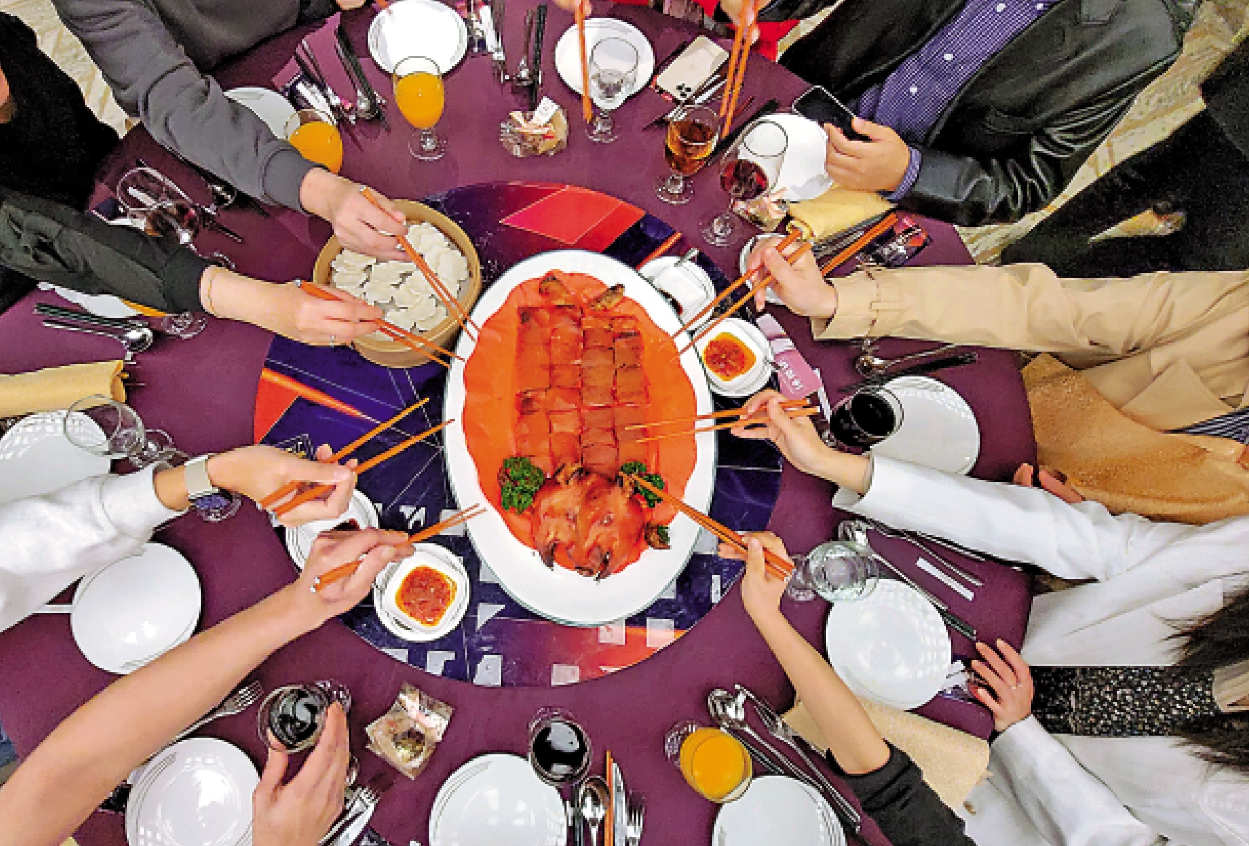 　　圖：防疫措施放寬，一家人可以歲晚聚首一堂吃團年飯，最開心莫過於起筷一刻。\大公報記者 華英明攝