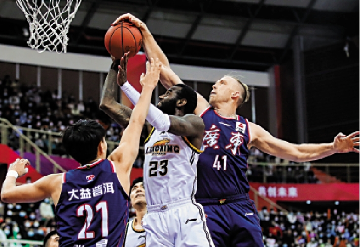 　　圖：賽前排第3的廣東（藍衫）以108：99擊敗第2的遼寧。\網絡圖片