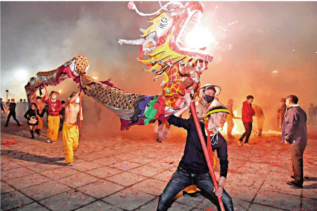 　　圖：廣西南寧市賓陽縣延續千年的新春民俗「炮龍節」震撼上演。/中新社