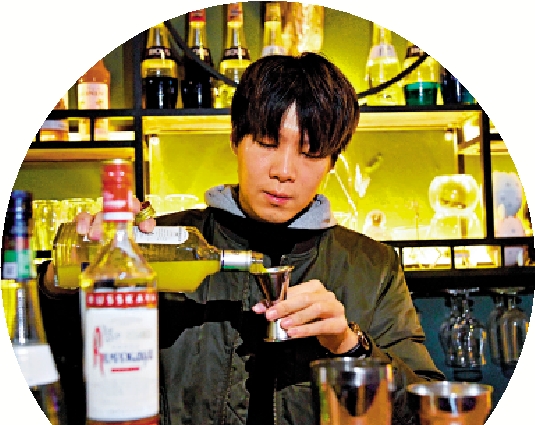 　　圖：四川達州秘境酒吧「90後」台灣店長詹昀浩在酒吧內調酒。\中新社
