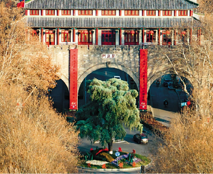 　　圖：南京明城牆挹江門懸掛着巨幅春聯。\中新社