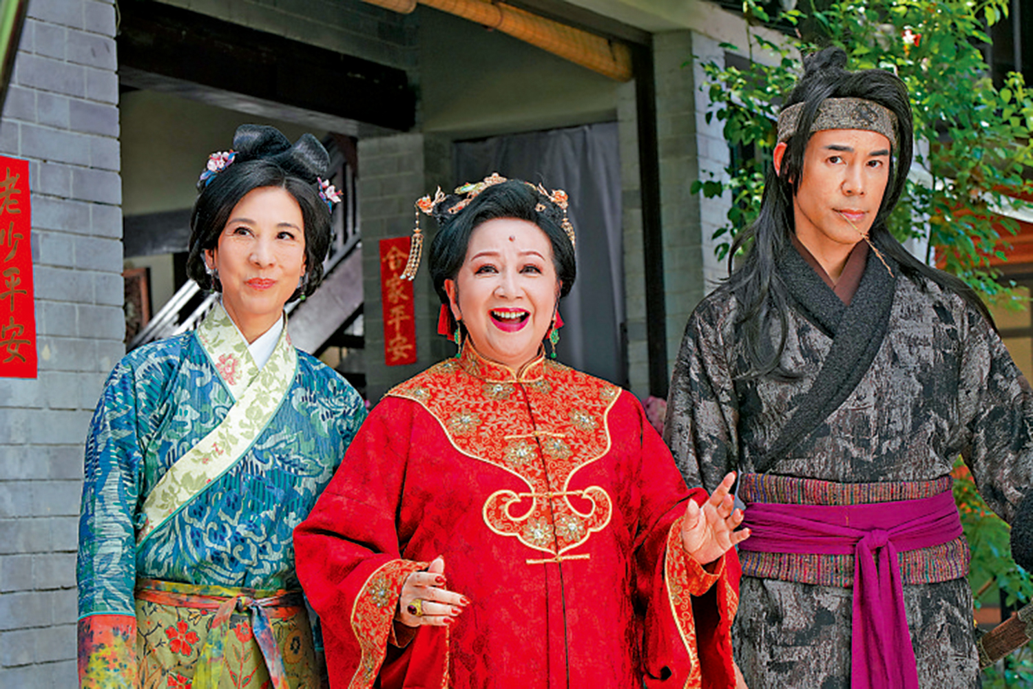 　　圖：薛家燕（中）在賀年劇《黃金萬両》中飾演奶奶。\劇照